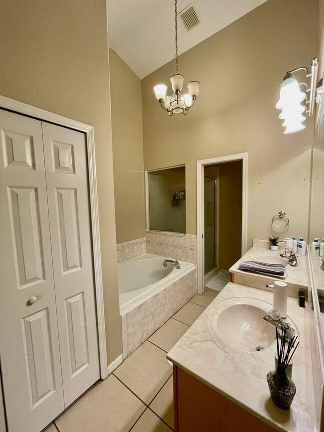 Building Photo - Modern 4-Bed, 2-Bath Solar-Powered Home Near UCF