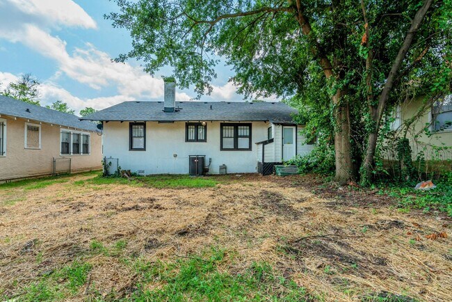 Building Photo - $1500 - 3 bed/1 bath house in Central Aven...