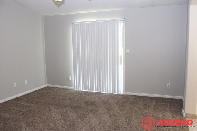 Building Photo - 4-Bedroom Home Near Shopping Center In Sou...