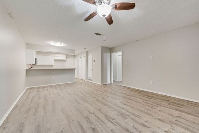 Building Photo - Quiet & Bright Home in Irving