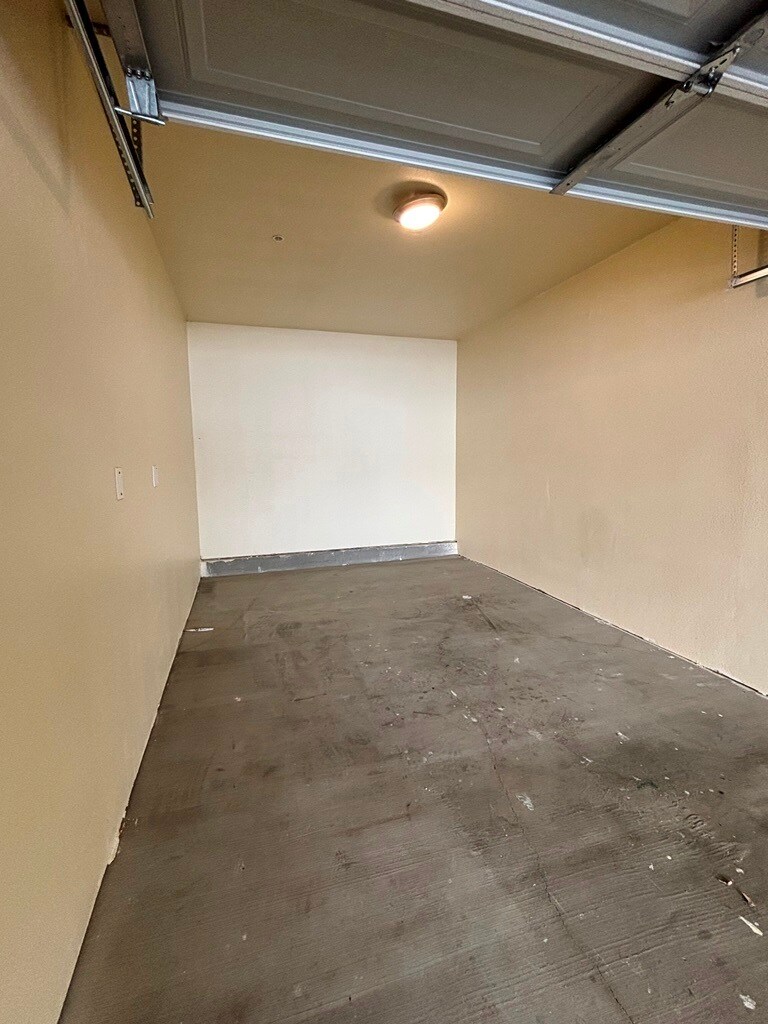 Building Photo - 924 W 78th St