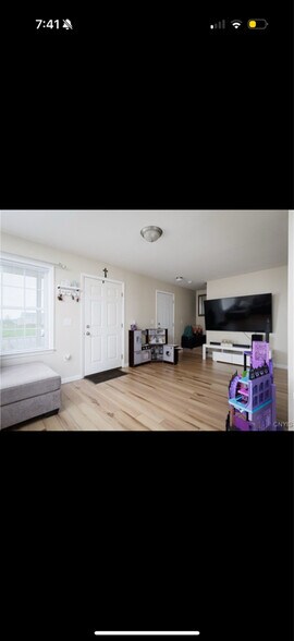 Building Photo - 10029 Ash St