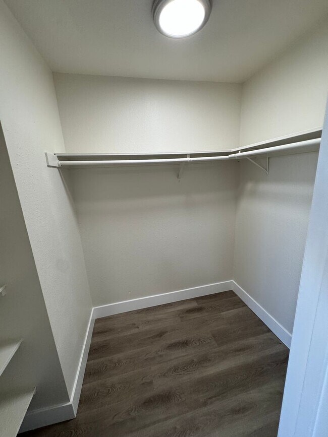 Building Photo - 2 Bed 1 Bath Apartment move in ready!!