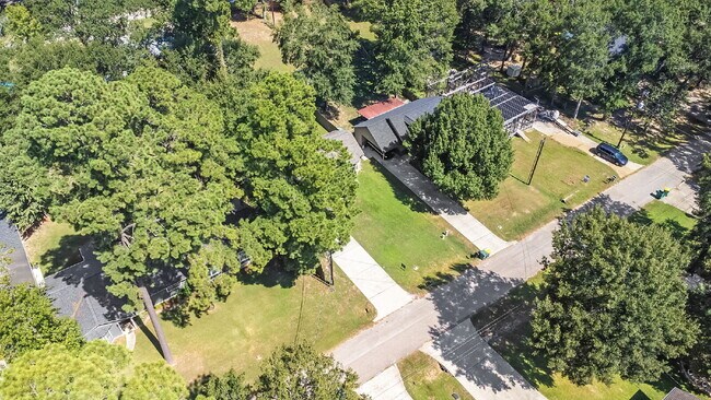 Building Photo - Live just steps from Lake Conroe in this beautifully maintained 3-bedroom, 2-bath home located in...