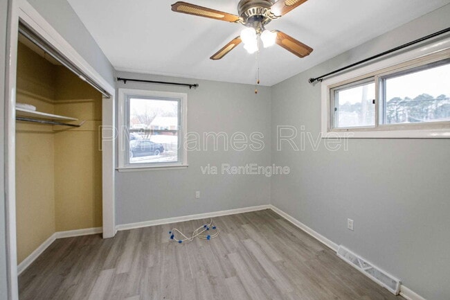 Building Photo - 919 Laurel Rd