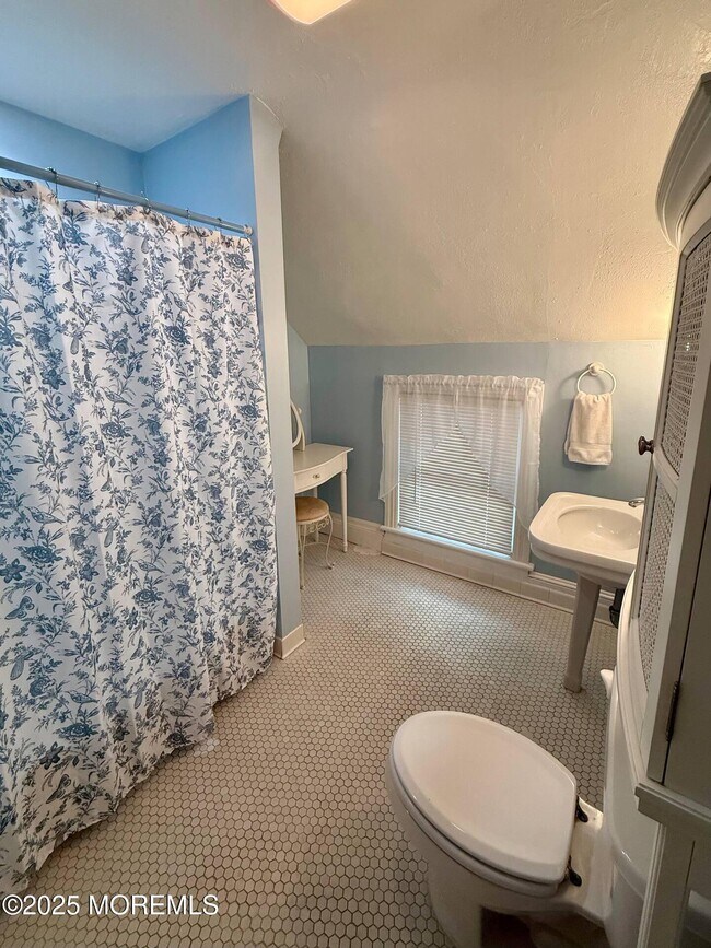 Building Photo - 34 Embury Ave