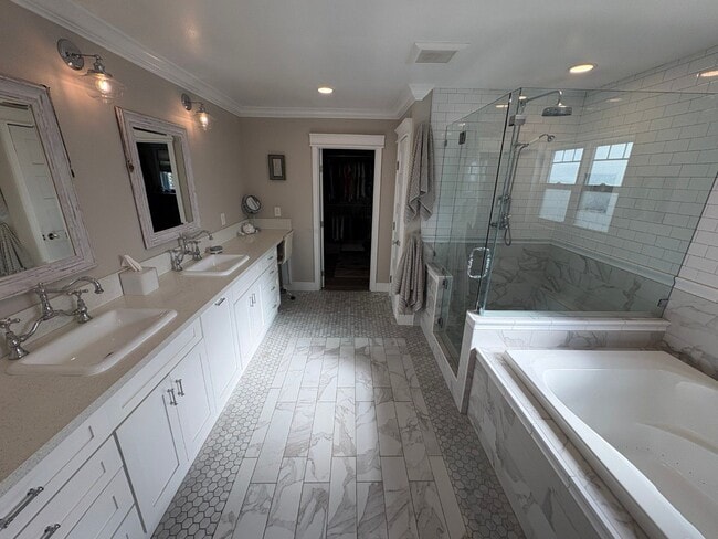 Building Photo - Remodeled Craftsman style 3 bedroom, 3 bathroom home - this is NOT your typical rental - Must See!!