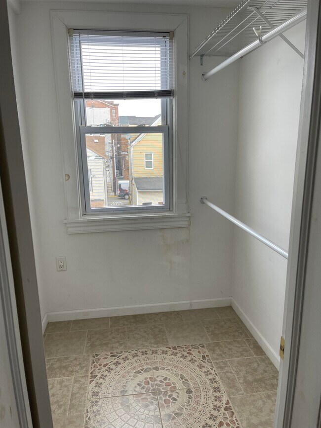 Building Photo - 522 37th St