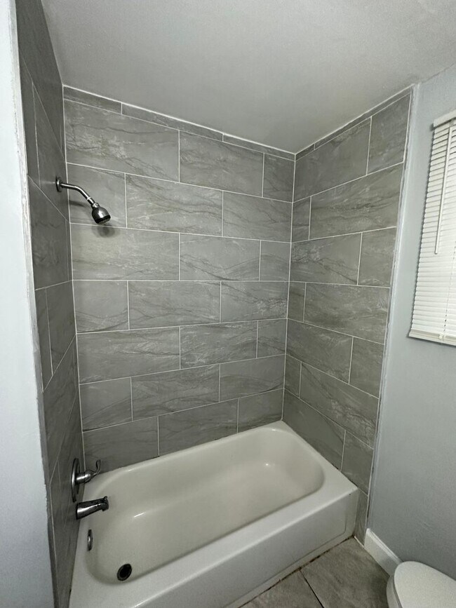 Building Photo - 1923-1925 Ella St