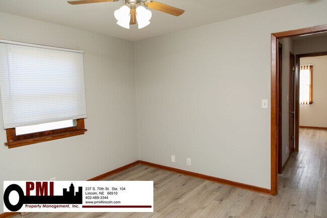 Building Photo - 2 Bedroom and 1.5 Bathroom Apartment Avail...
