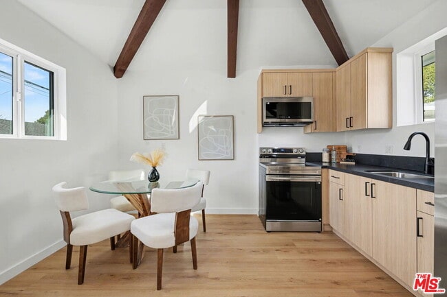 Building Photo - 2831 Overland Ave