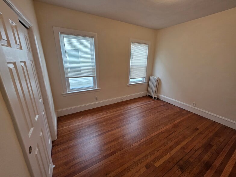 Building Photo - 1028 Fellsway