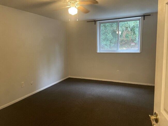 Building Photo - 260 Greenough St