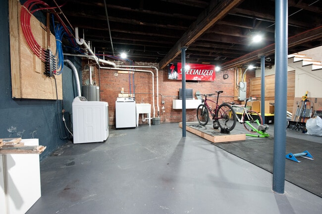 Building Photo - 2101 Beale Ave