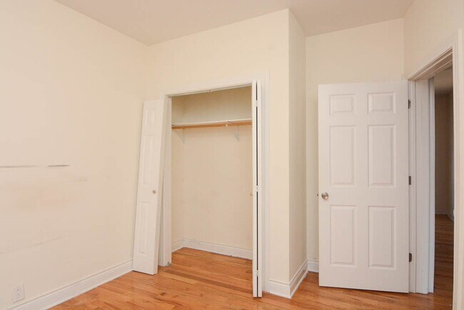 Building Photo - 824 W Waveland Ave