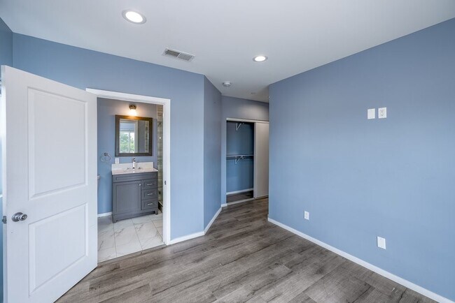 Building Photo - 6719 Vineland