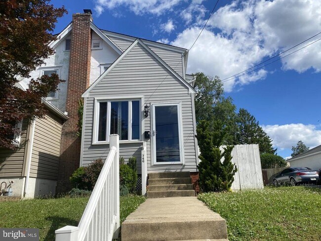 Building Photo - 746 16th Ave