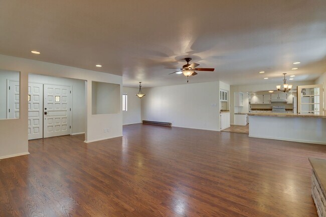 Building Photo - Home in Antelope Hills!