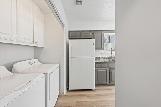 Building Photo - 2313 Paul Revere St