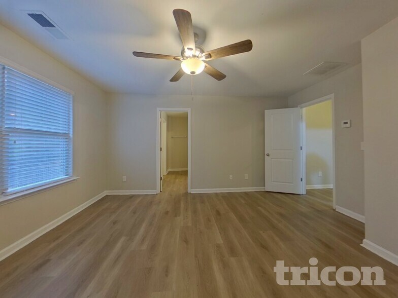 Building Photo - 3333 Lowland Dr