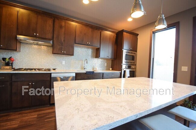 Building Photo - 814 Pinnacle Path