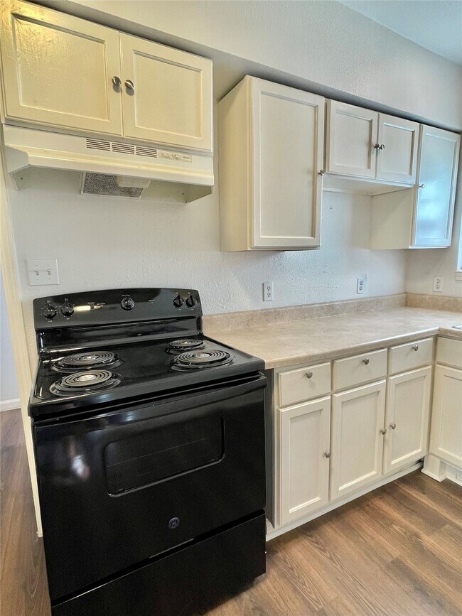 Building Photo - 1755 W 6th St