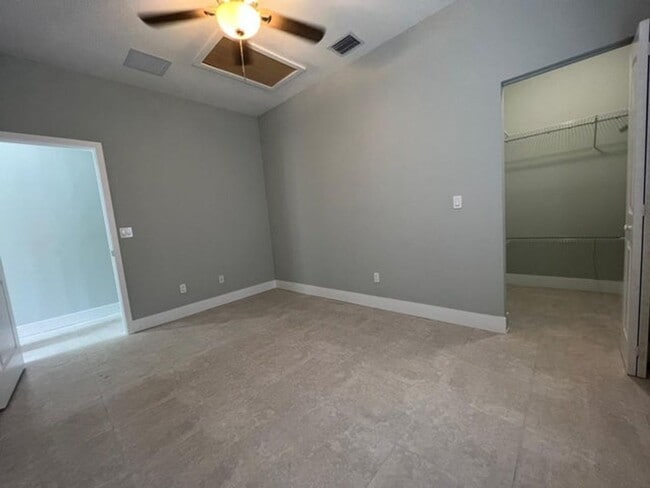 Building Photo - 227 N E St