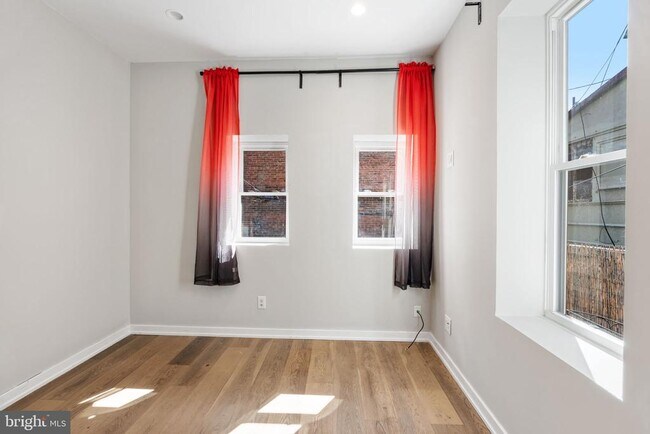 Building Photo - 2526 W Girard Ave