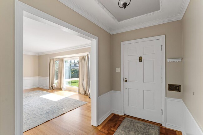 Building Photo - Single-story 3+3 in Woodland Hills w/appli...