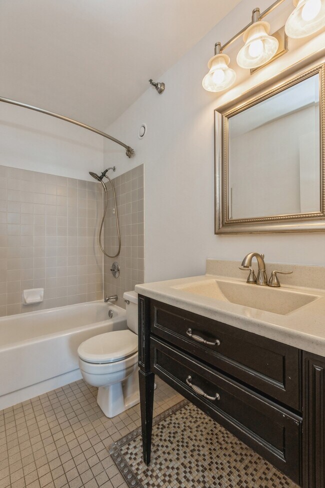 Building Photo - 1122 N Clark St