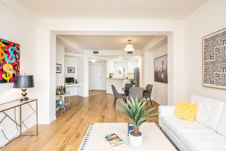 Primary Photo - 350 K St