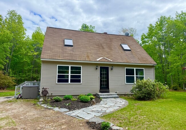 Building Photo - Sunny & Spacious 4 bedroom home