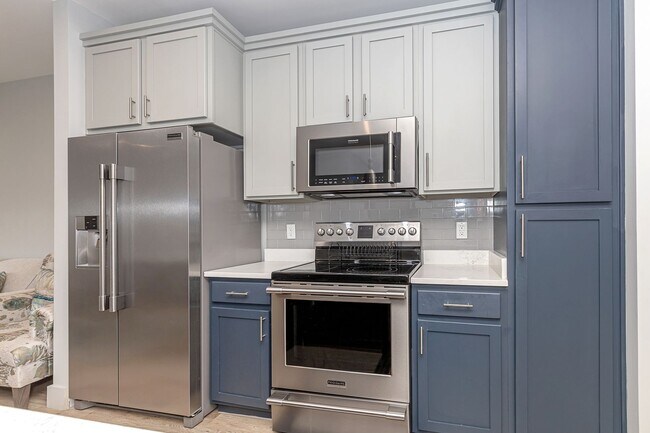 Building Photo - Fully furnished luxurious waterfront condo at The Inlet!