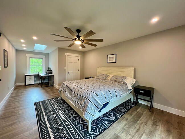 Building Photo - Beautifully Updated Home!  Fenced Yard!