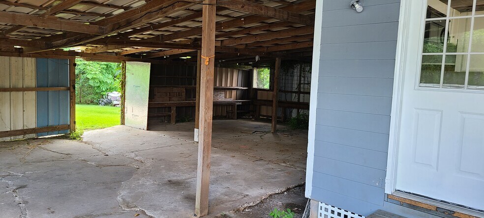 Oversized covered patio or workshop - 8434 Garland St