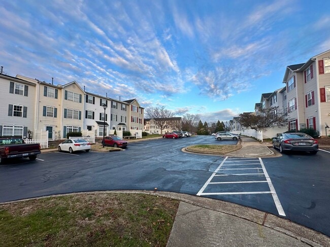 Building Photo - End-Unit 3BR Townhome Minutes to NCSU, Downtown & Crossroads