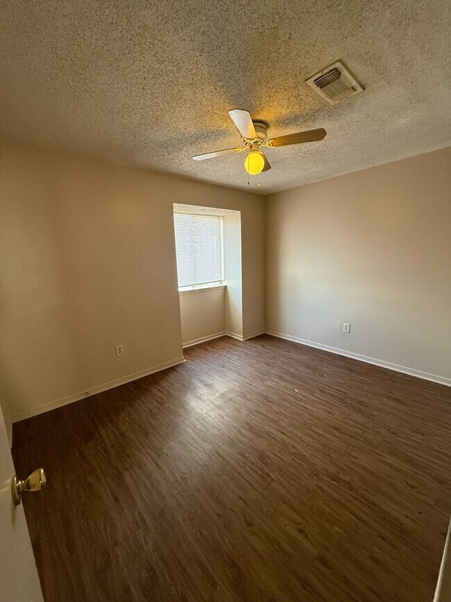 Building Photo - 2BD 1.5BA TOWNHOUSE WITH WATER INCLUDED