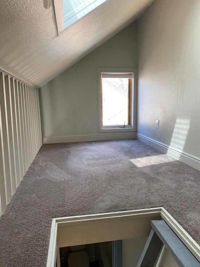 Building Photo - Cozy and Recently Updated 1BR with Firepla...