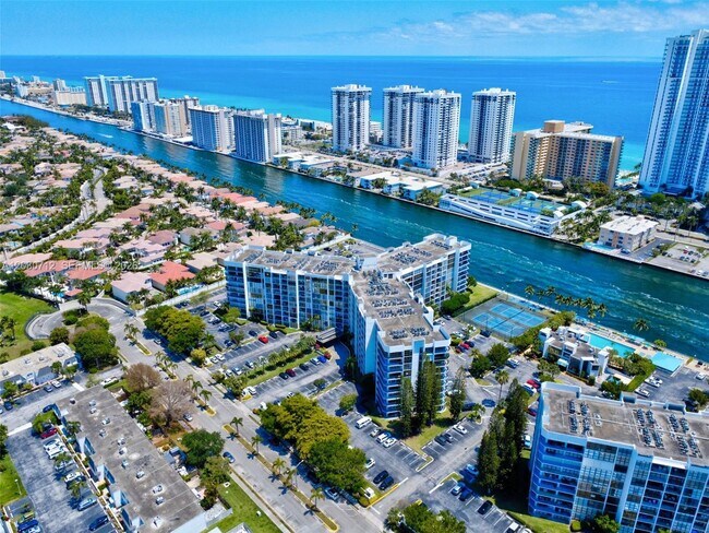 Building Photo - 1000 Parkview Dr