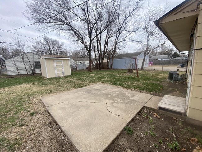 Building Photo - 877 Windsor Dr