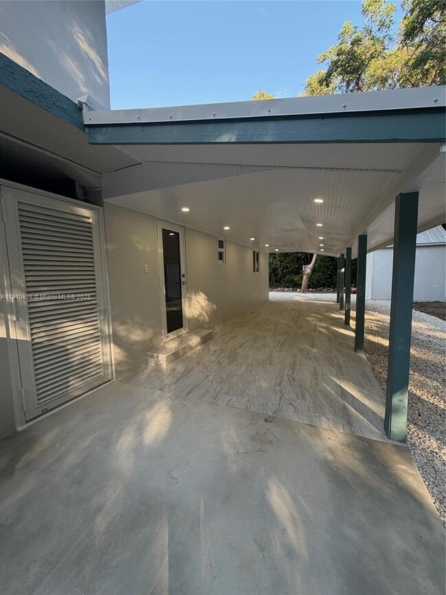 Building Photo - 219 S Bay Harbor Dr