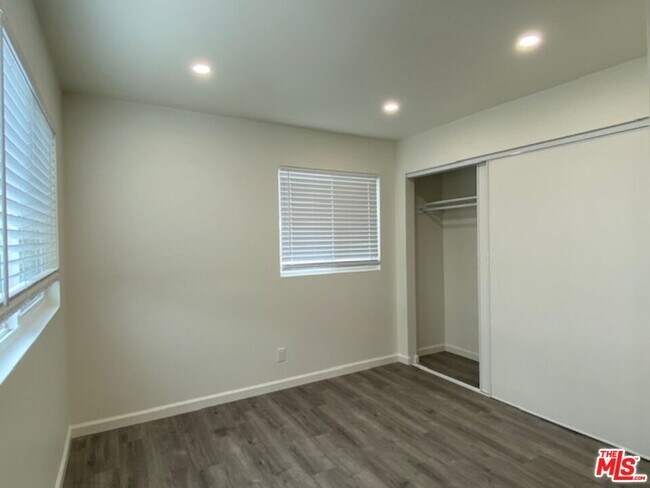 Building Photo - 4832 Rosewood Ave