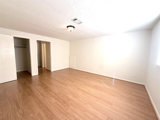 Building Photo - 9706 Crestdale Cir