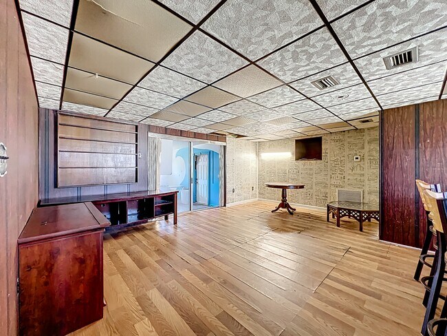 Building Photo - 122 Eden Ave