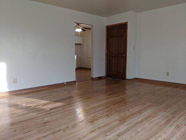 Building Photo - Gorgeous 3 Bed Upper Available with shared Garage & Hardwood floors, Appliances incl.