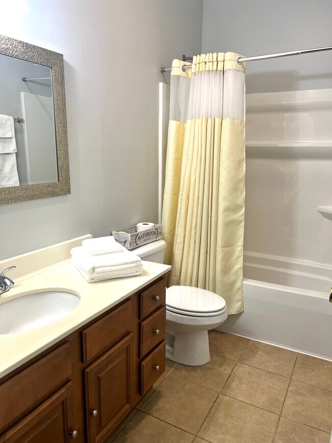 Building Photo - 190 Oak St