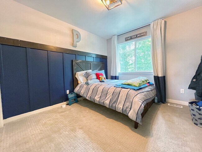 Building Photo - 4 Bedroom Home Bordering Covington and Kent