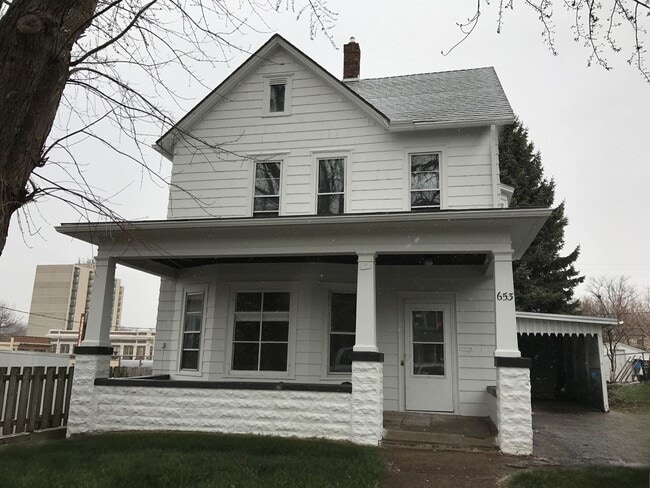 Primary Photo - Large 3bd/1.5 bath Single Family Home Minu...