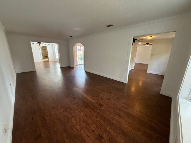 Building Photo - 905 Poinciana Dr