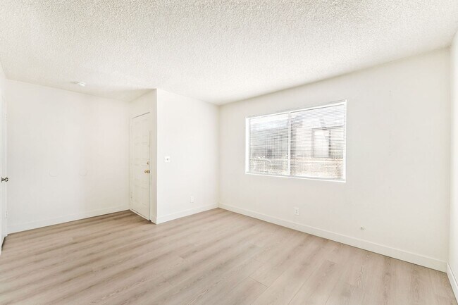 Building Photo - 5309 W Cheyenne Ave